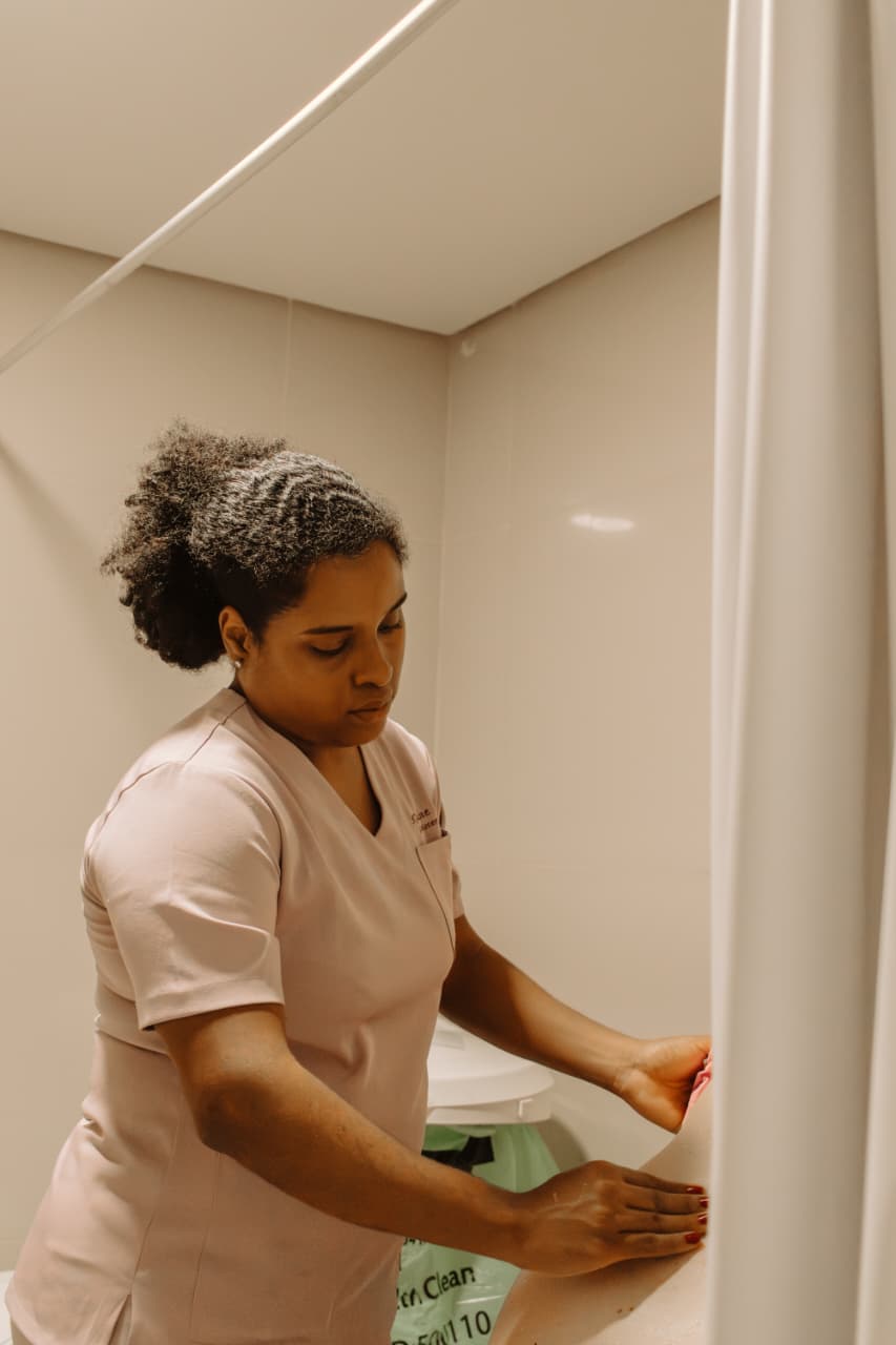 Profissional preparando banheira para parto na água