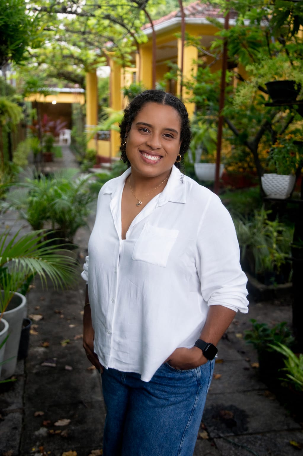 Retrato oficial da Doula em um jardim