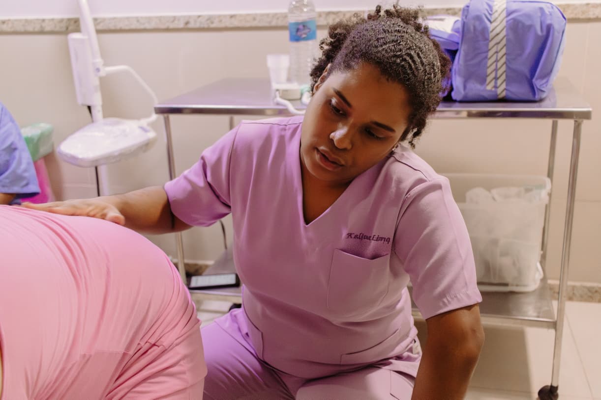 Doula apoiando gestante em trabalho de parto