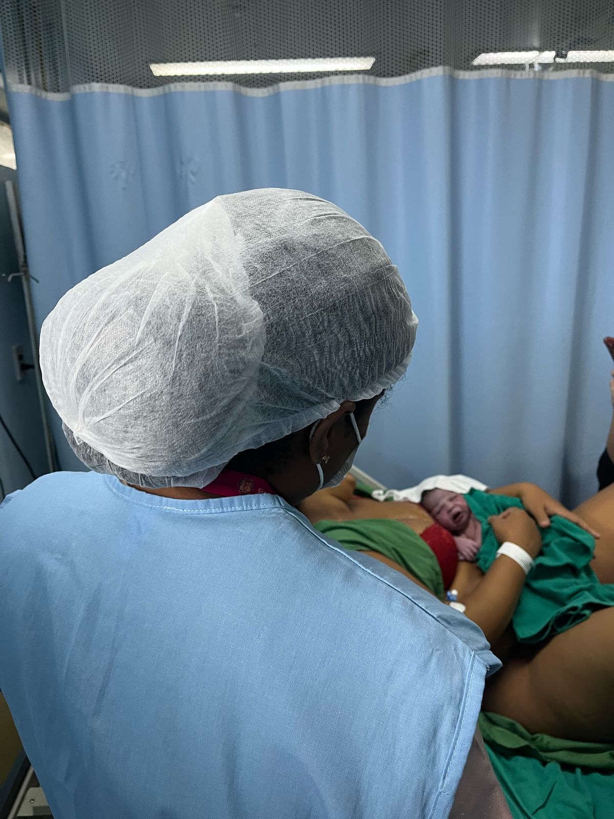 Recém-nascido no colo da mãe logo após o parto